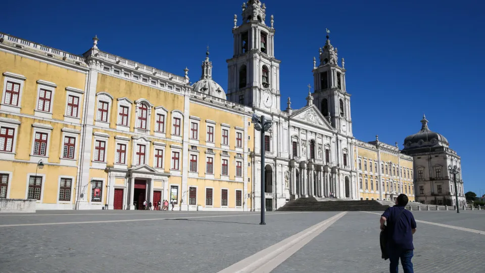 RUI MACEDO RECRIA PINTURAS DESAPARECIDAS NO PALÁCIO DE MAFRA