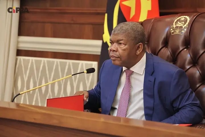 JOÃO LOURENÇO FELICITA SELECÇÃO NACIONAL APÓS TRIUNFO SOBRE CABO-VERDE