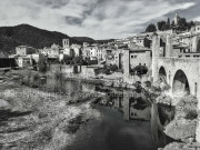 Fotografía en blanco y negro del encantador pueblo de Besalú