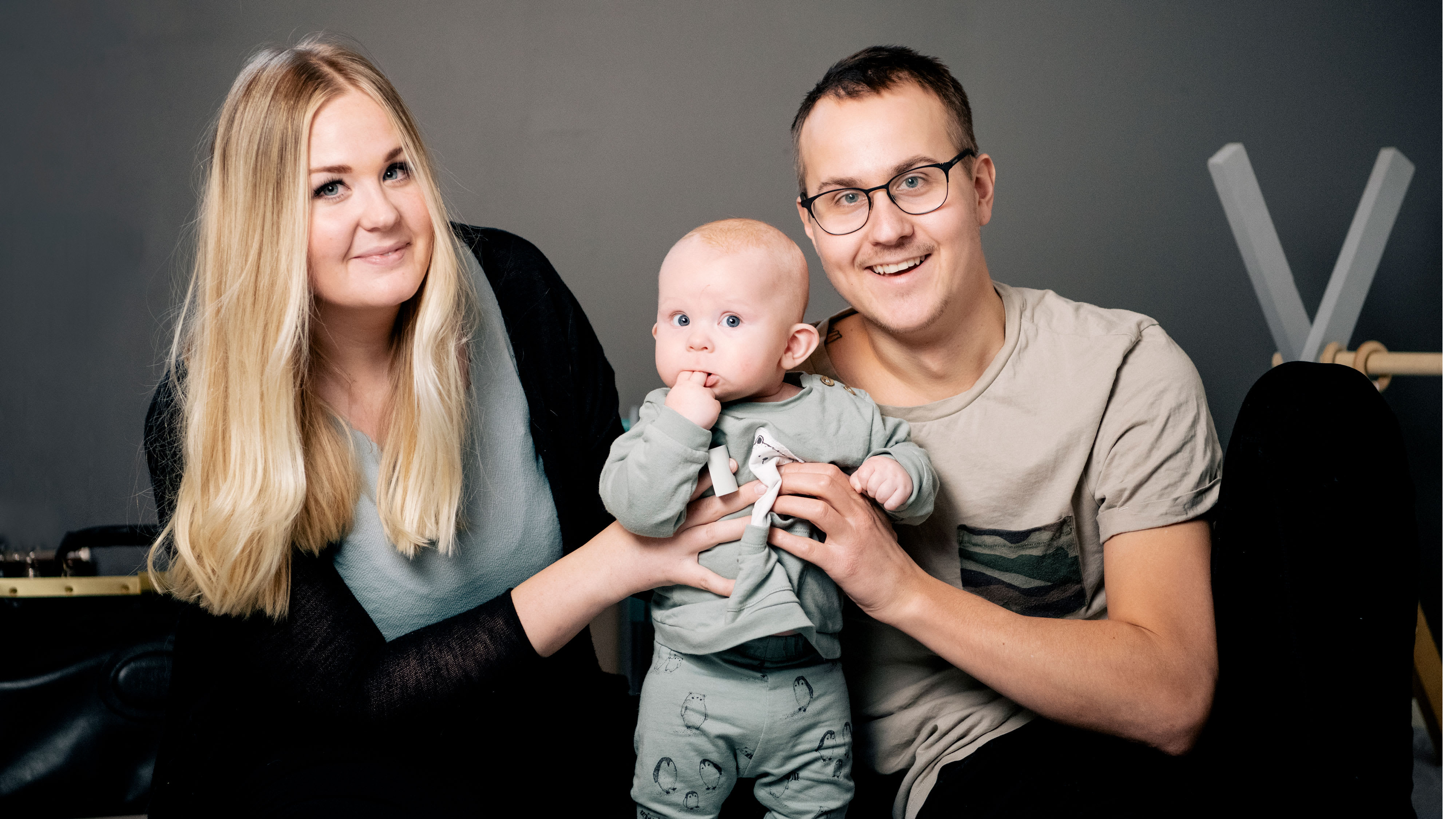 Marcus, Therése och deras son Loui sitter på golvet. 
