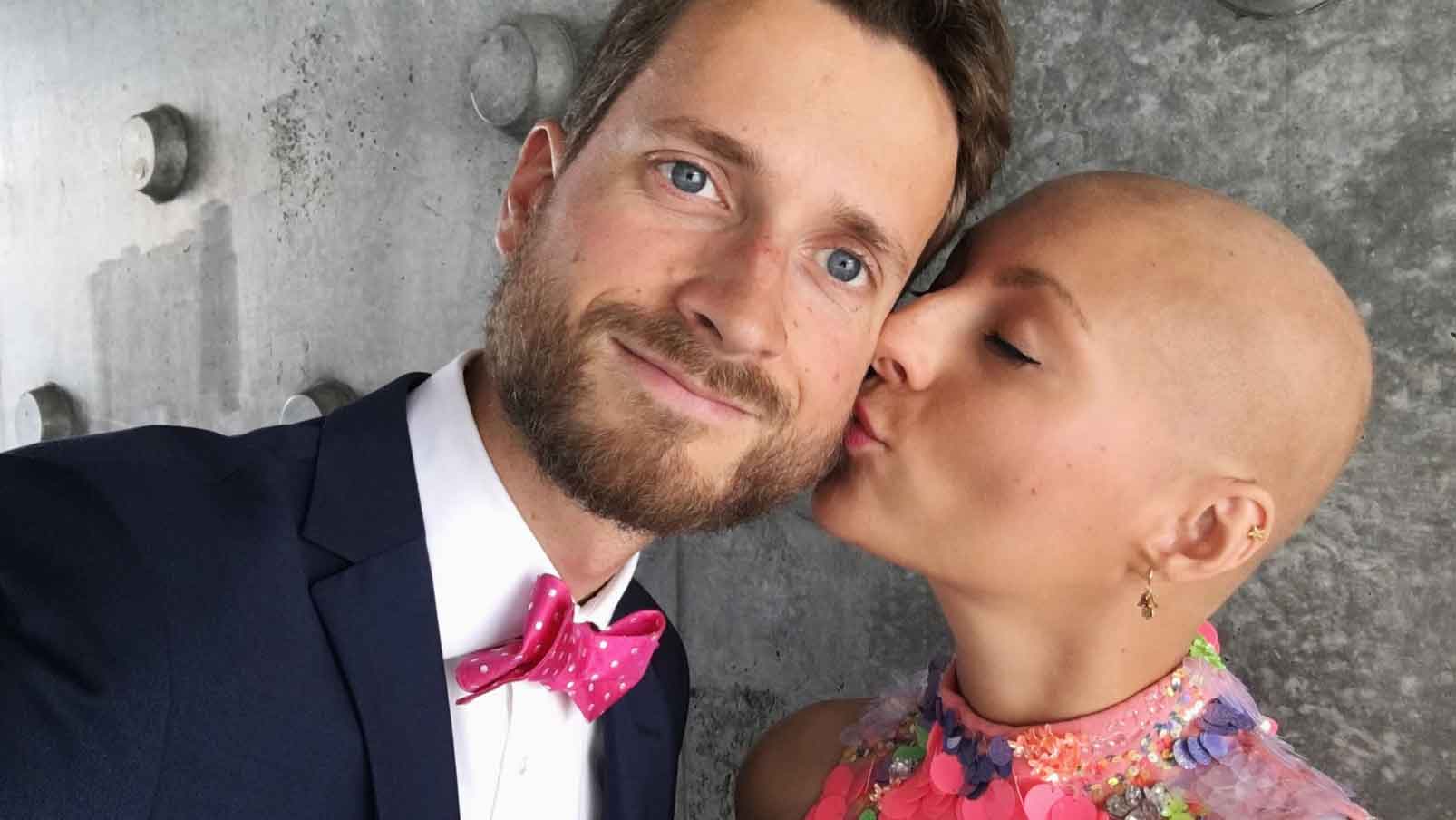 Natali med sin man pussar 