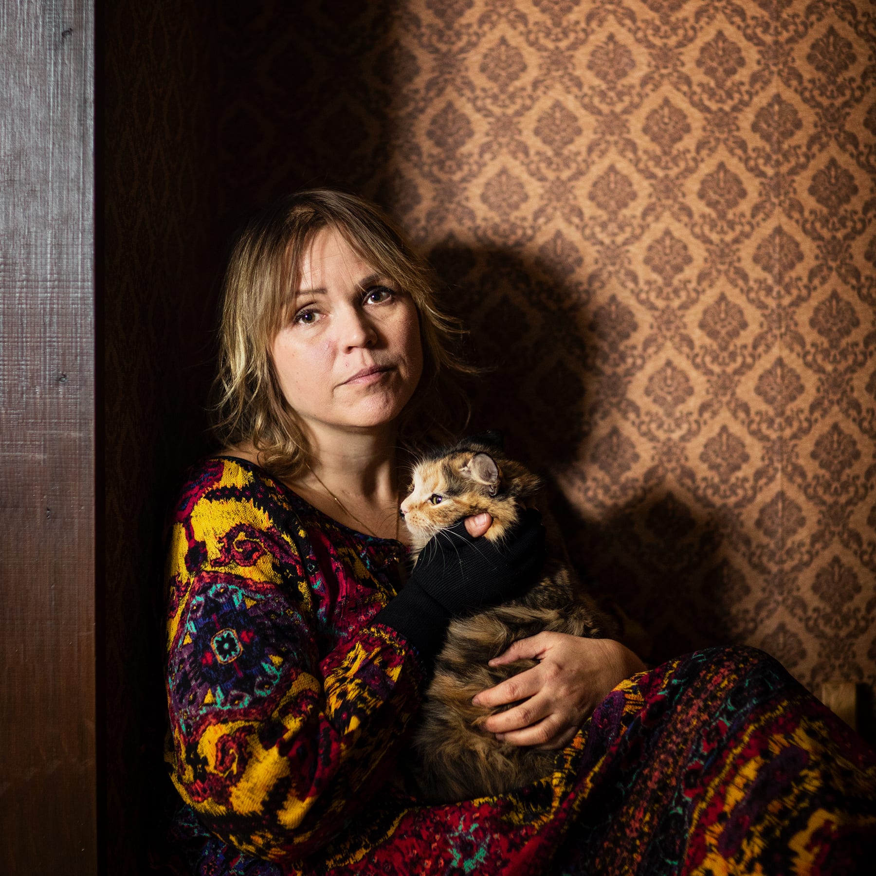 Charlotta sitter med katten Mjauf.