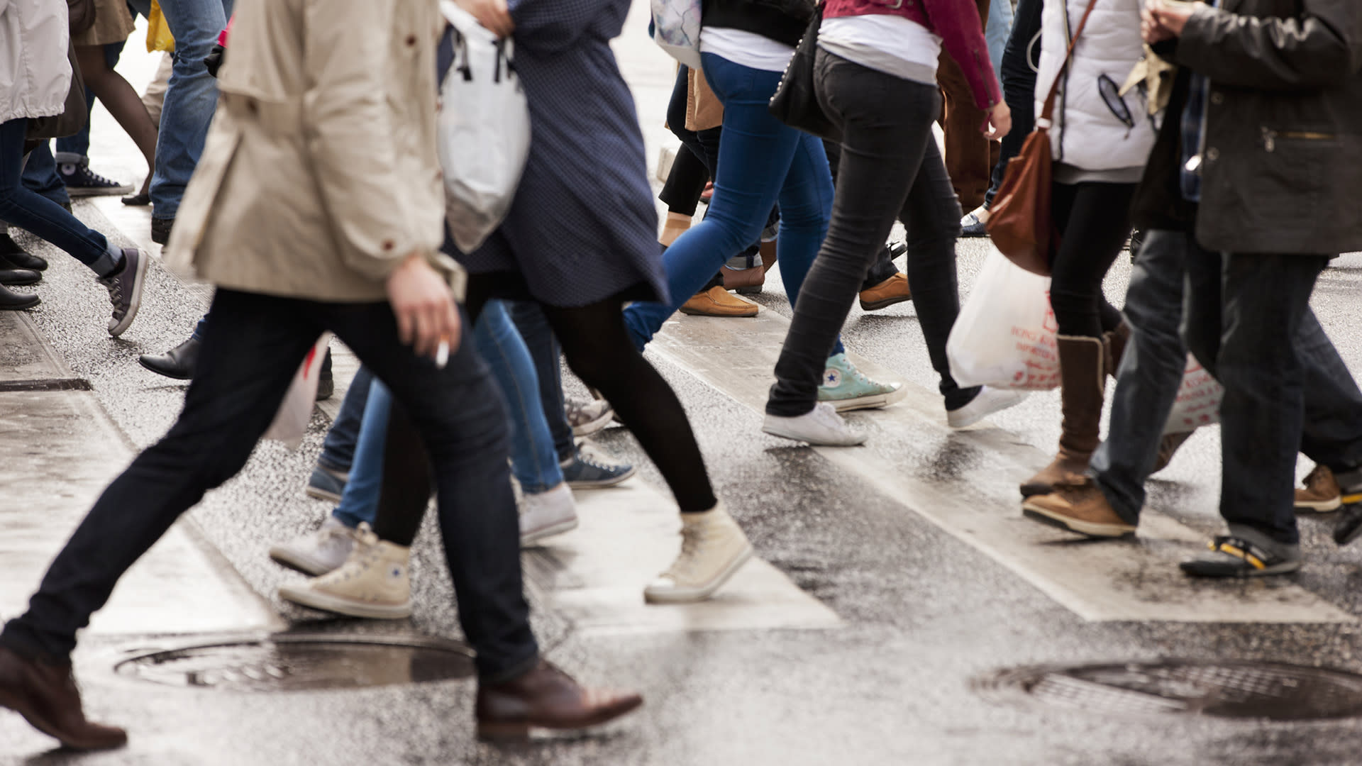 Ett övergångställe med passerande människor