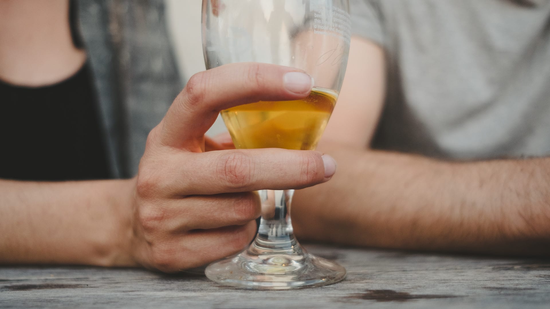 En person håller i ett glas öl
