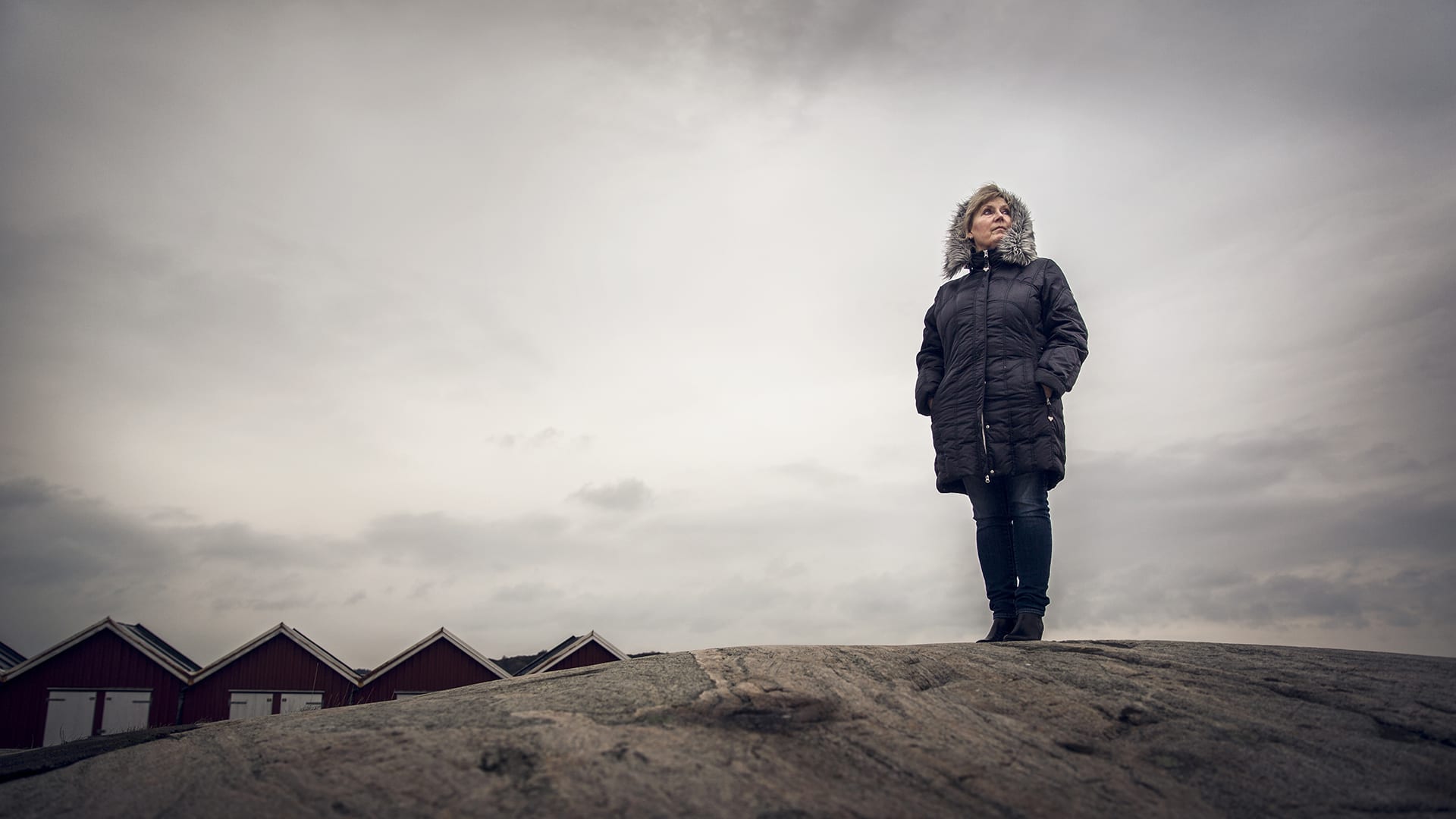 Porträtt på Lena Bengtsson när hon står vid vattnet