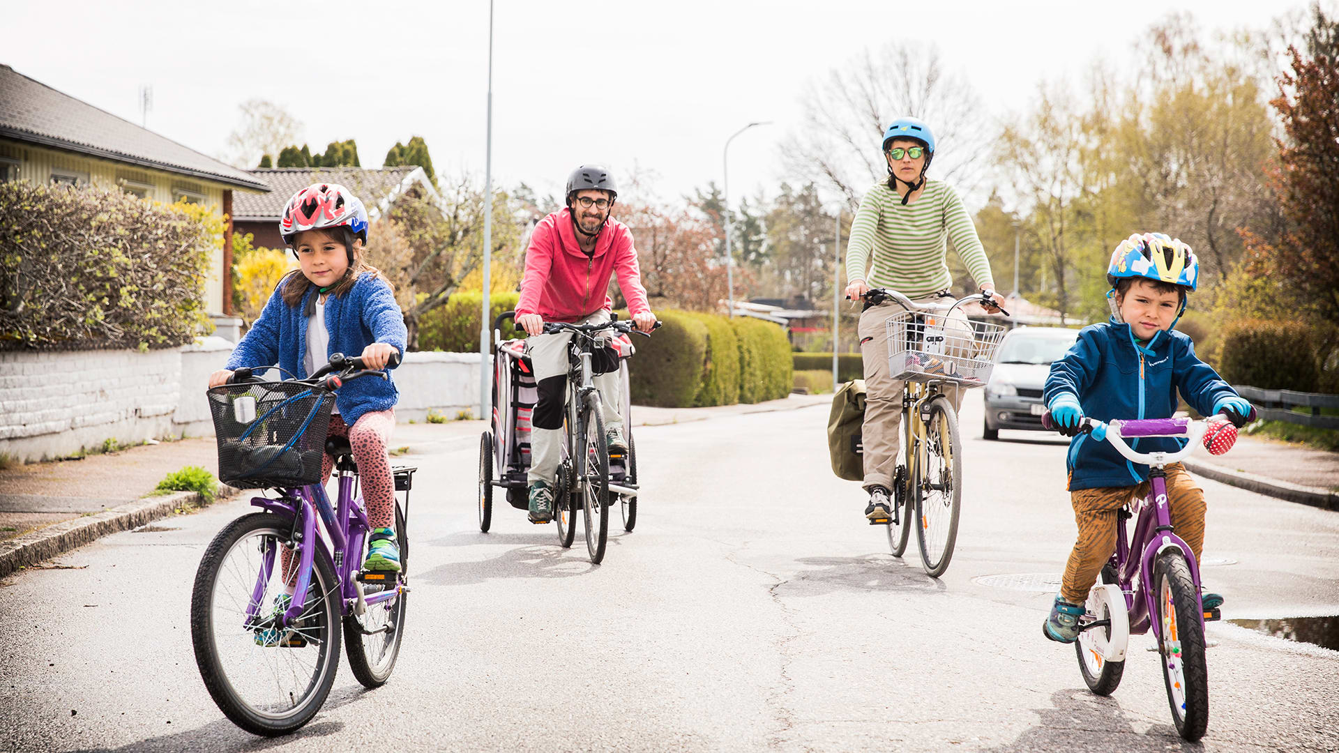 Familjen Alvarez Martinez är ute och cyklar