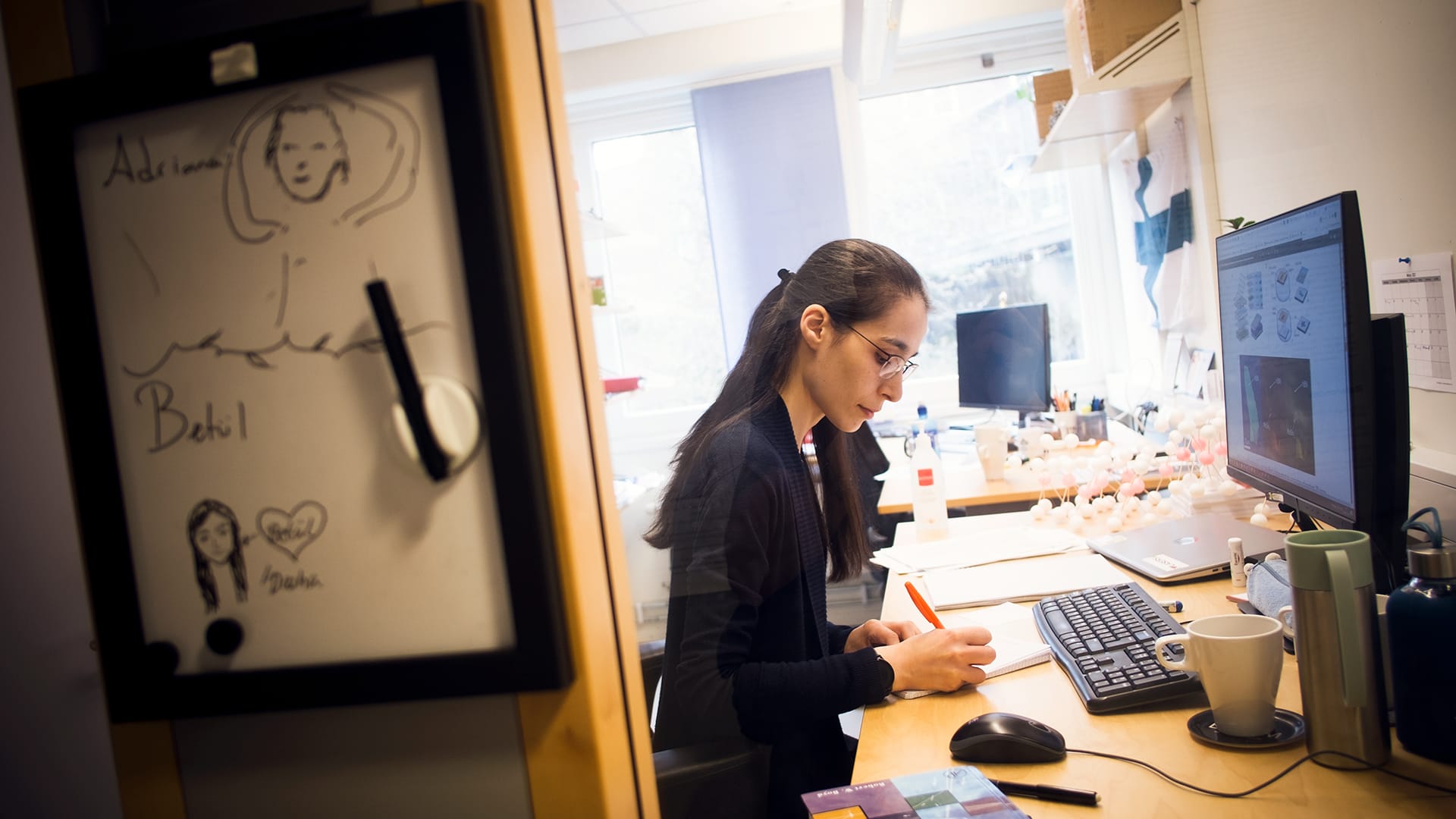 Betül Küçüköz sitter i sitt kontor på fysikinstitutionen vid Chalmers tekniska högskola. 