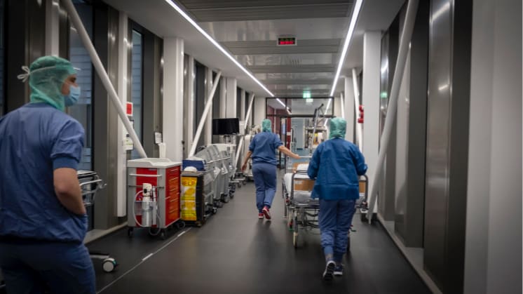 Läkare åker med patient i korridor