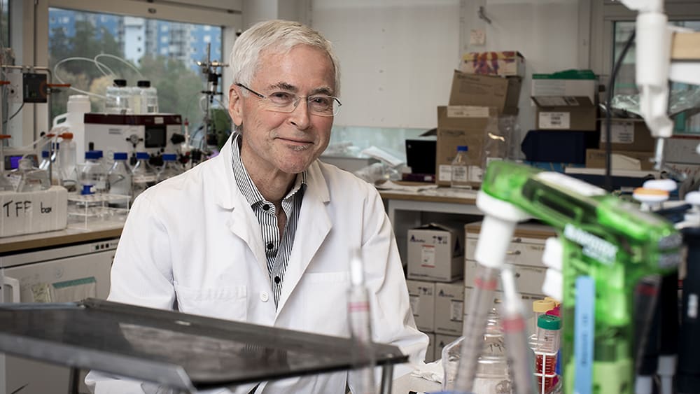 Edvard Smith i sitt laboratorium på Karolinska Universitetet, Huddinge.