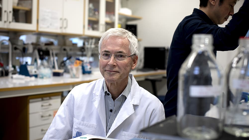 Edvard Smith i sitt labb på Karolinska i Huddinge