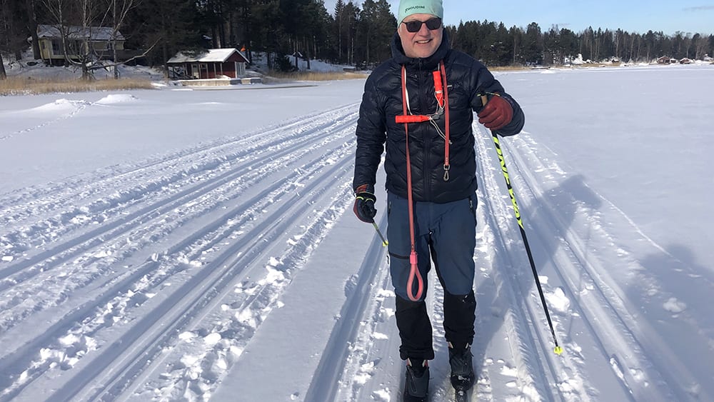 Carl Magnus åker skidor isen.