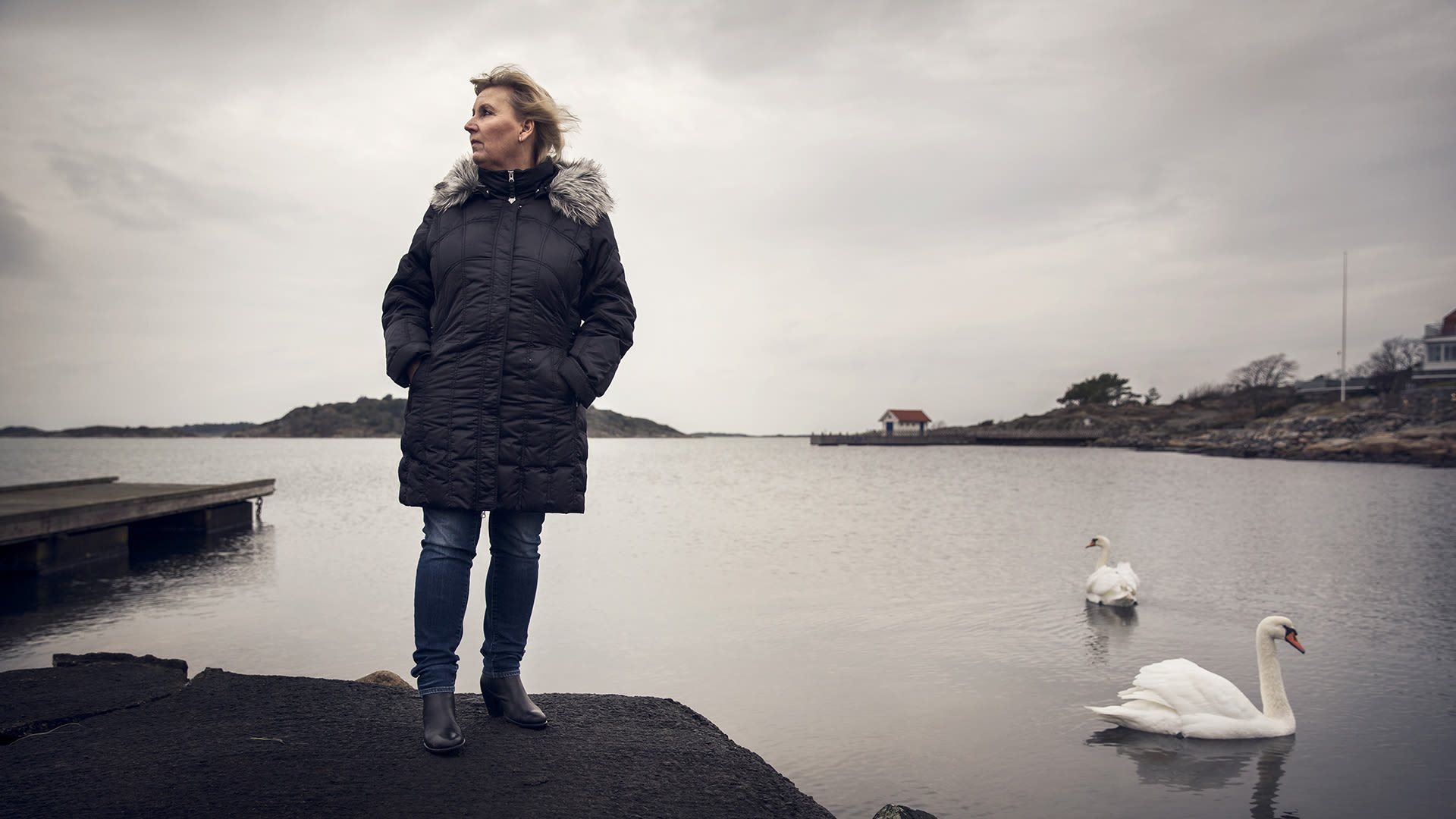 Lena blickar ut över havet