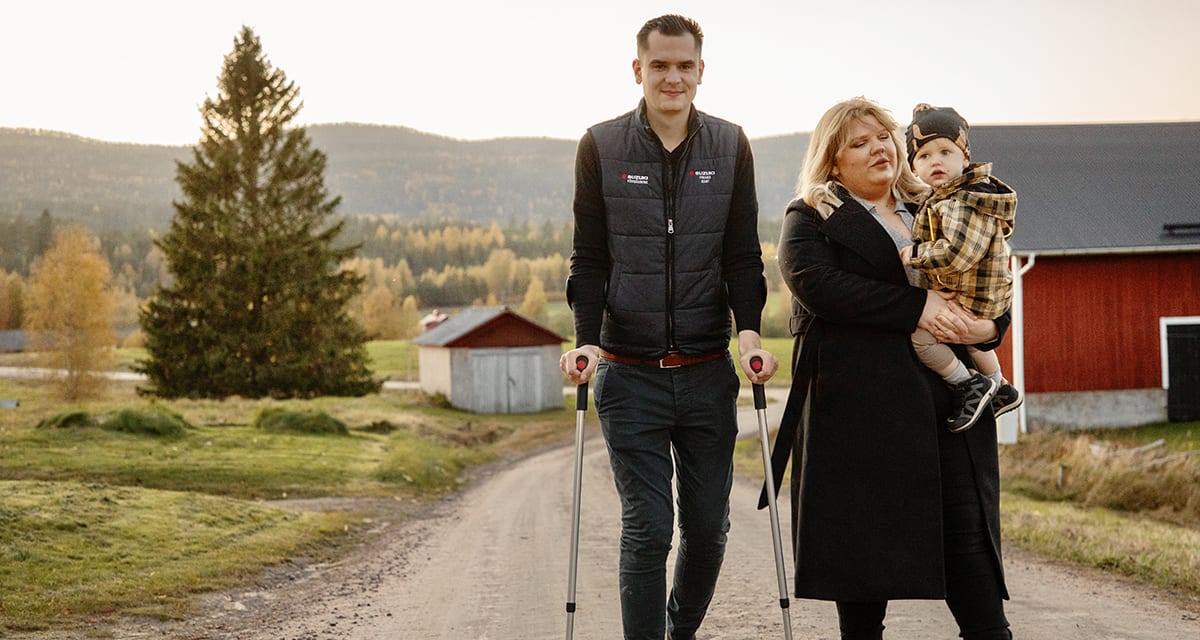 Familj på landsbygden mellan röda husknutar