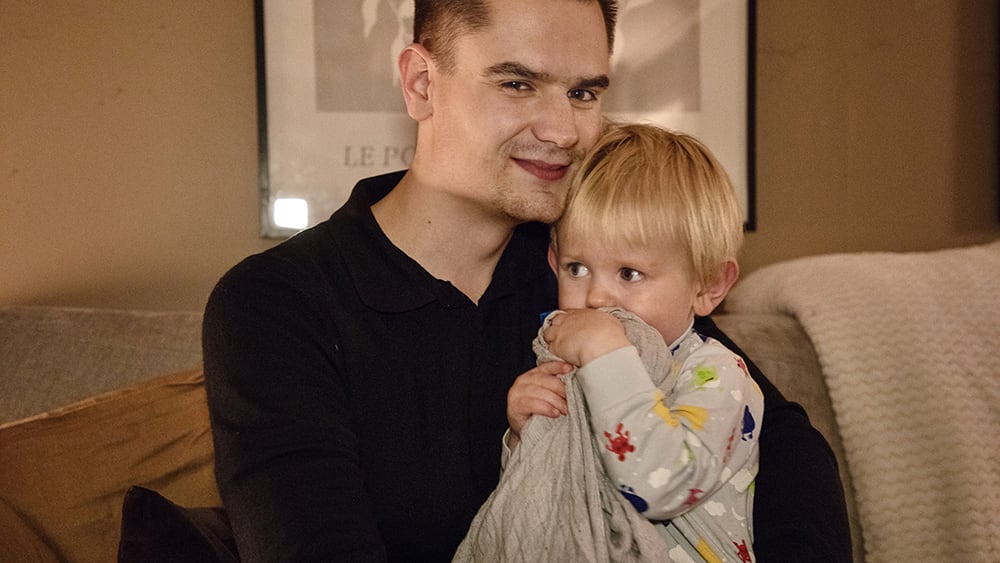 Pappa med barn i knät