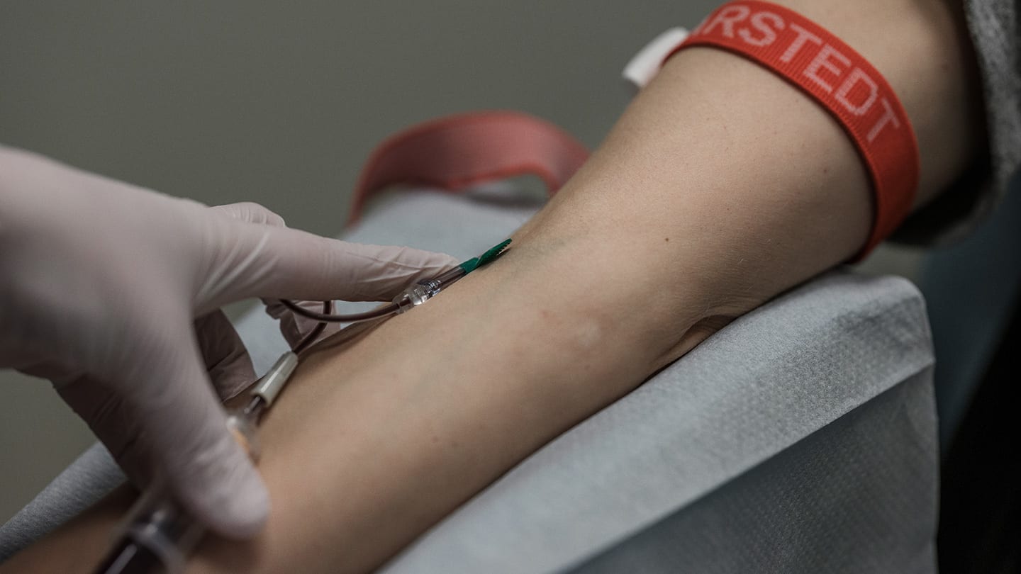 Läkare tar blodprov för tumörmarkörer