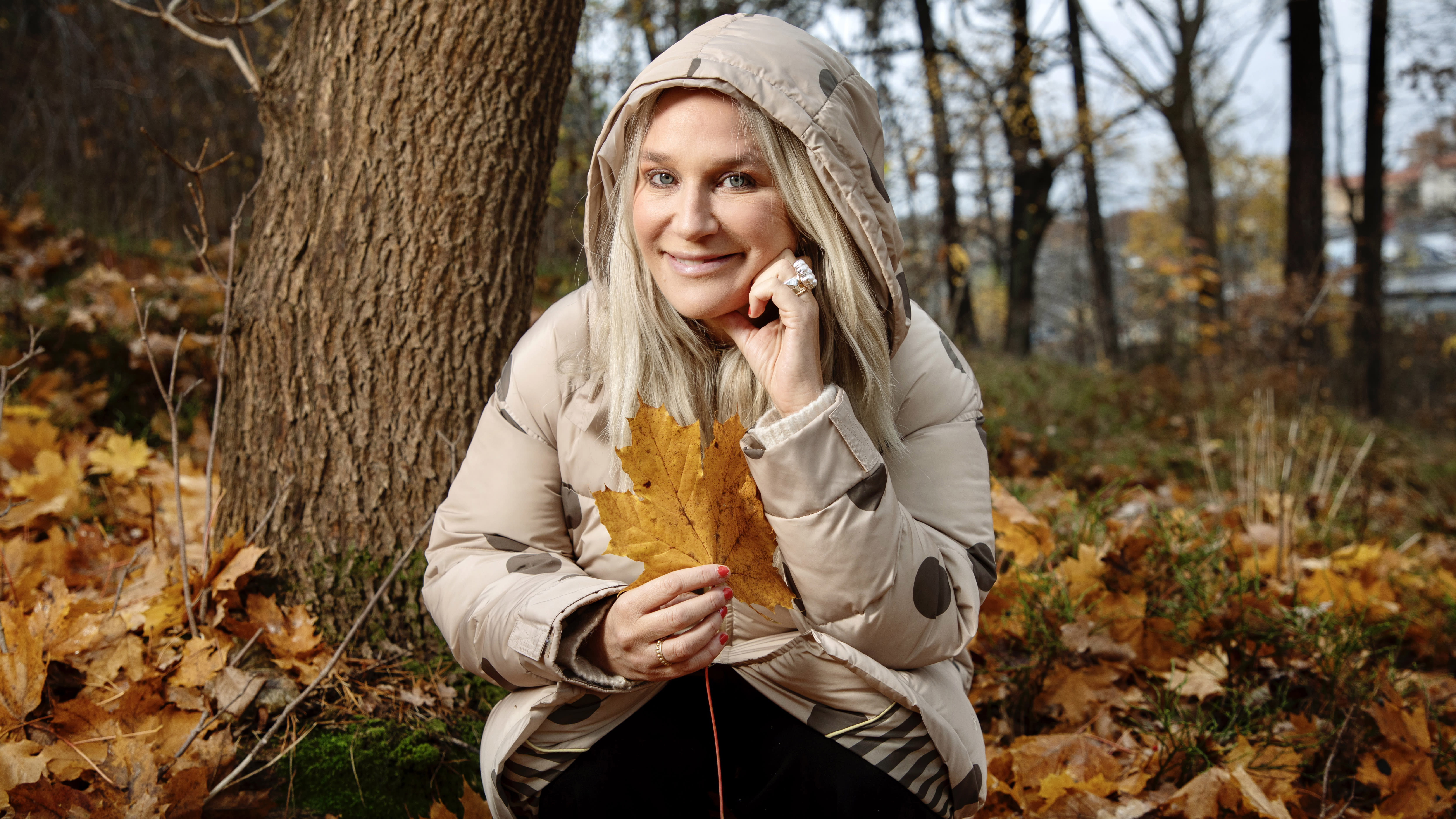 Ann Söderlund ute i det fina höstvädret. Foto Magnus Laupa.