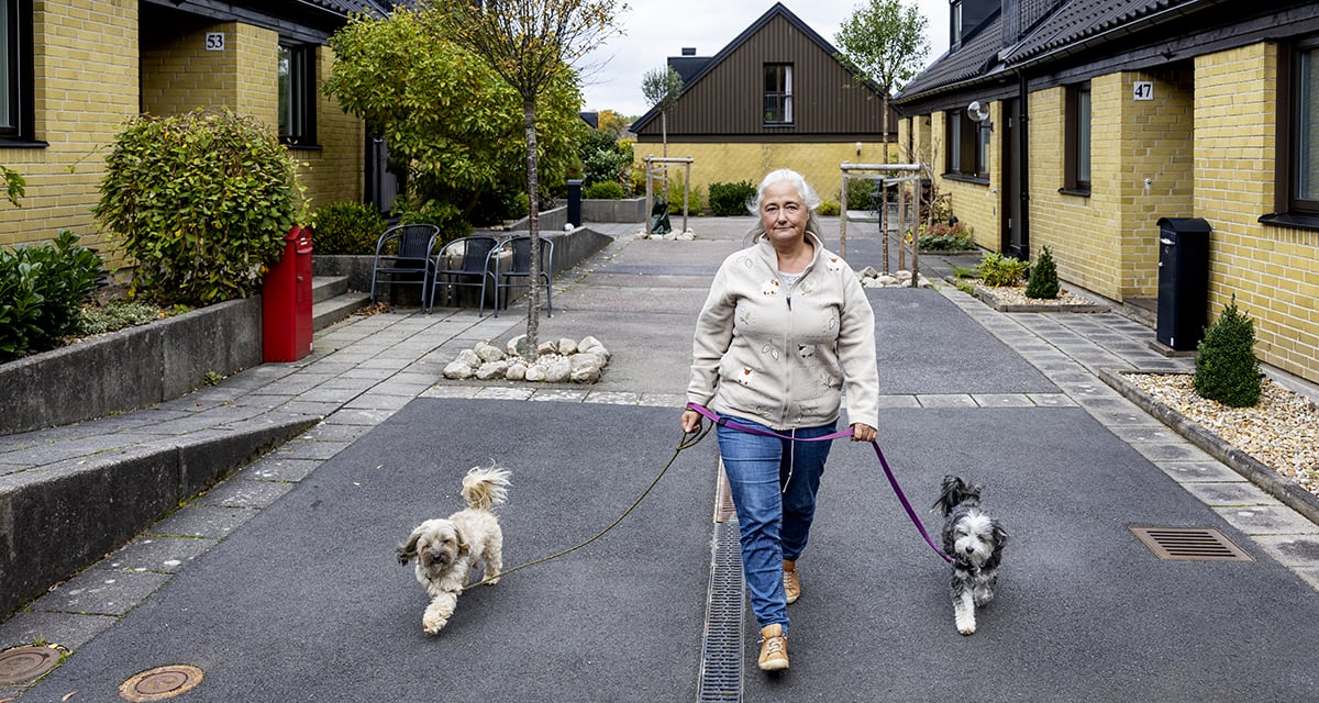 Maria med sina två hundar utomhus