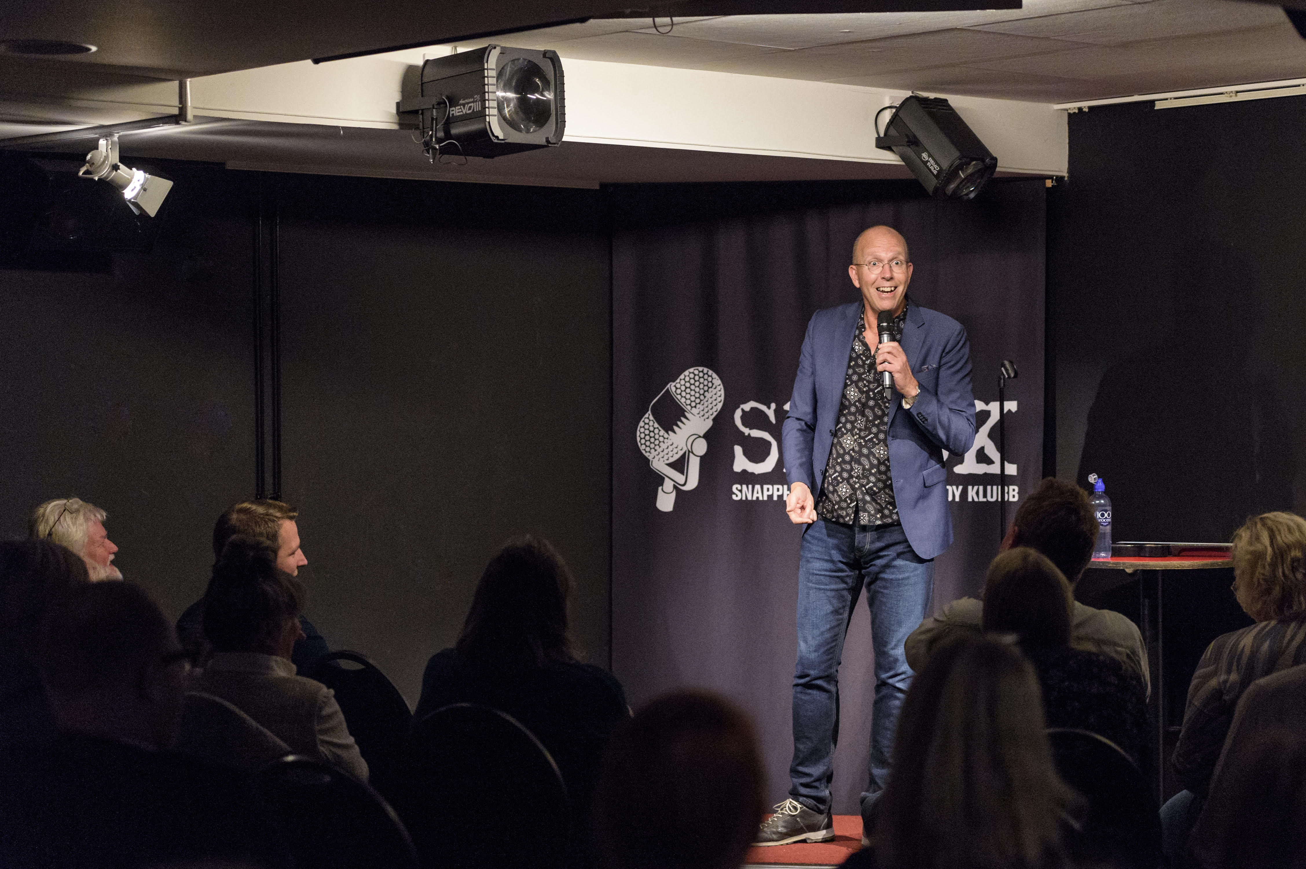 Komikern Martin Svensson på scen