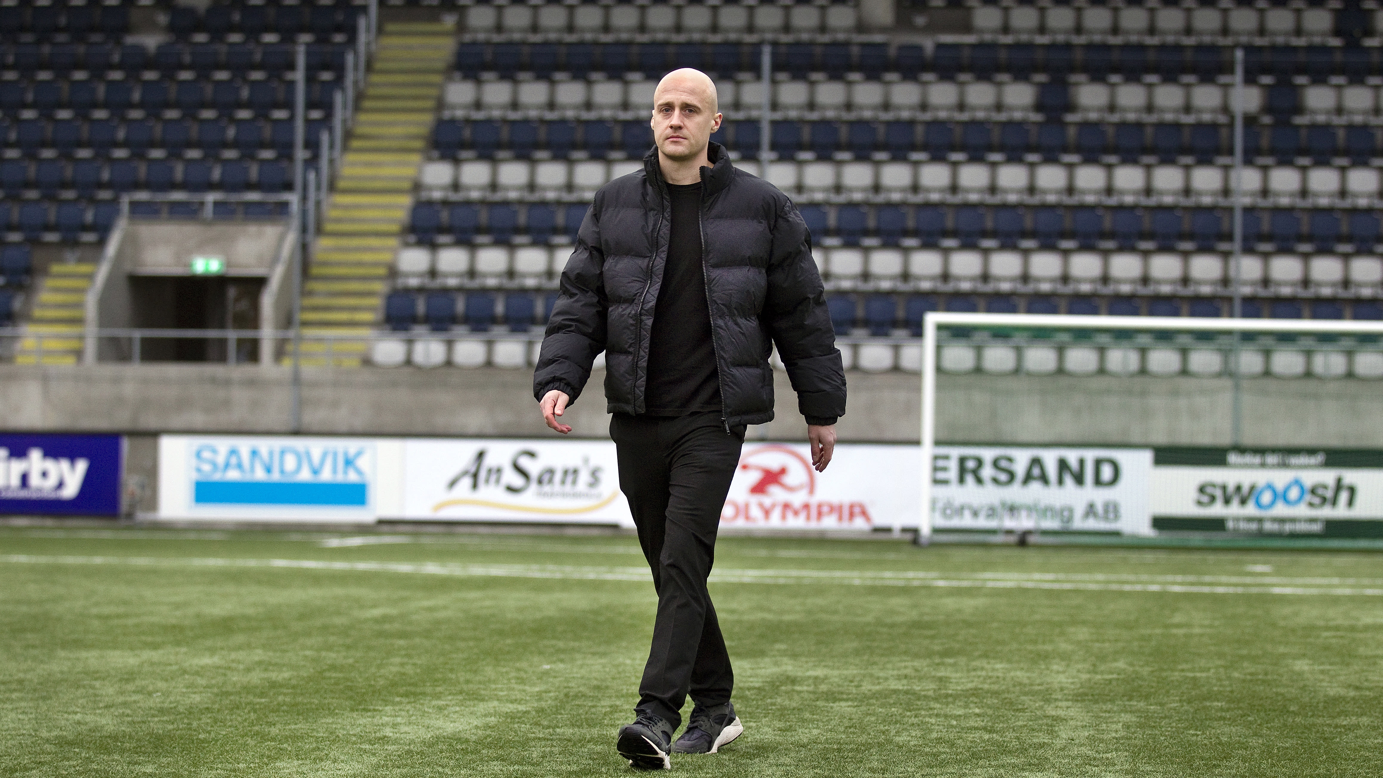 Anton Lundin går över fotbollsplanen där hans lag Gefle IF spelar sina matcher. Foto: Pernilla Wahlman