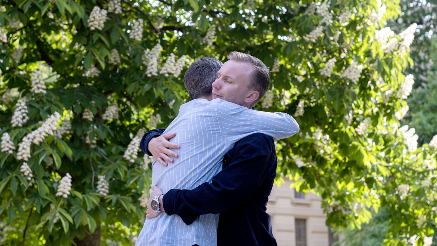 Två män kramar om varandra