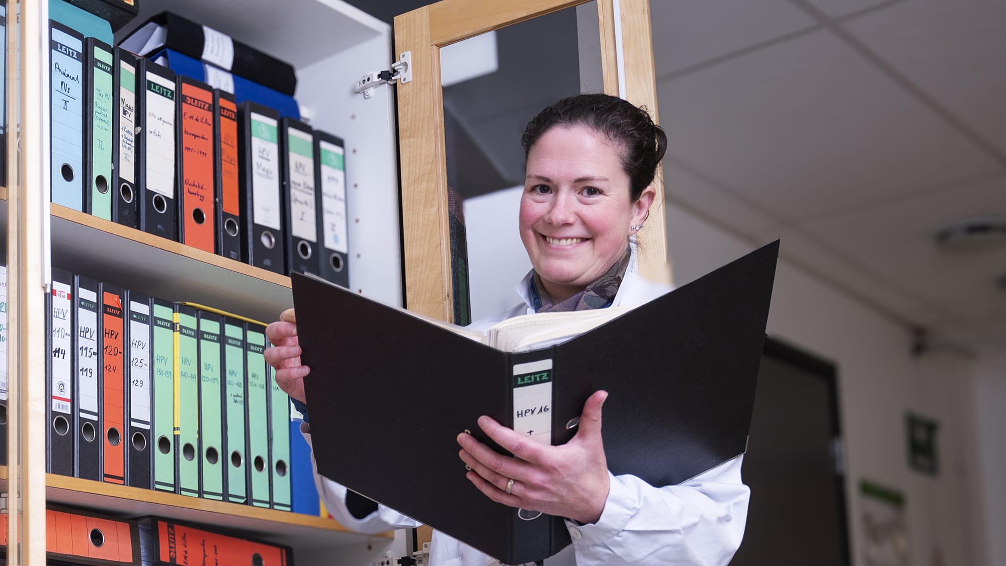 Miriam Elfström på sitt arbete på KI. Foto: Theresia Köhlin.