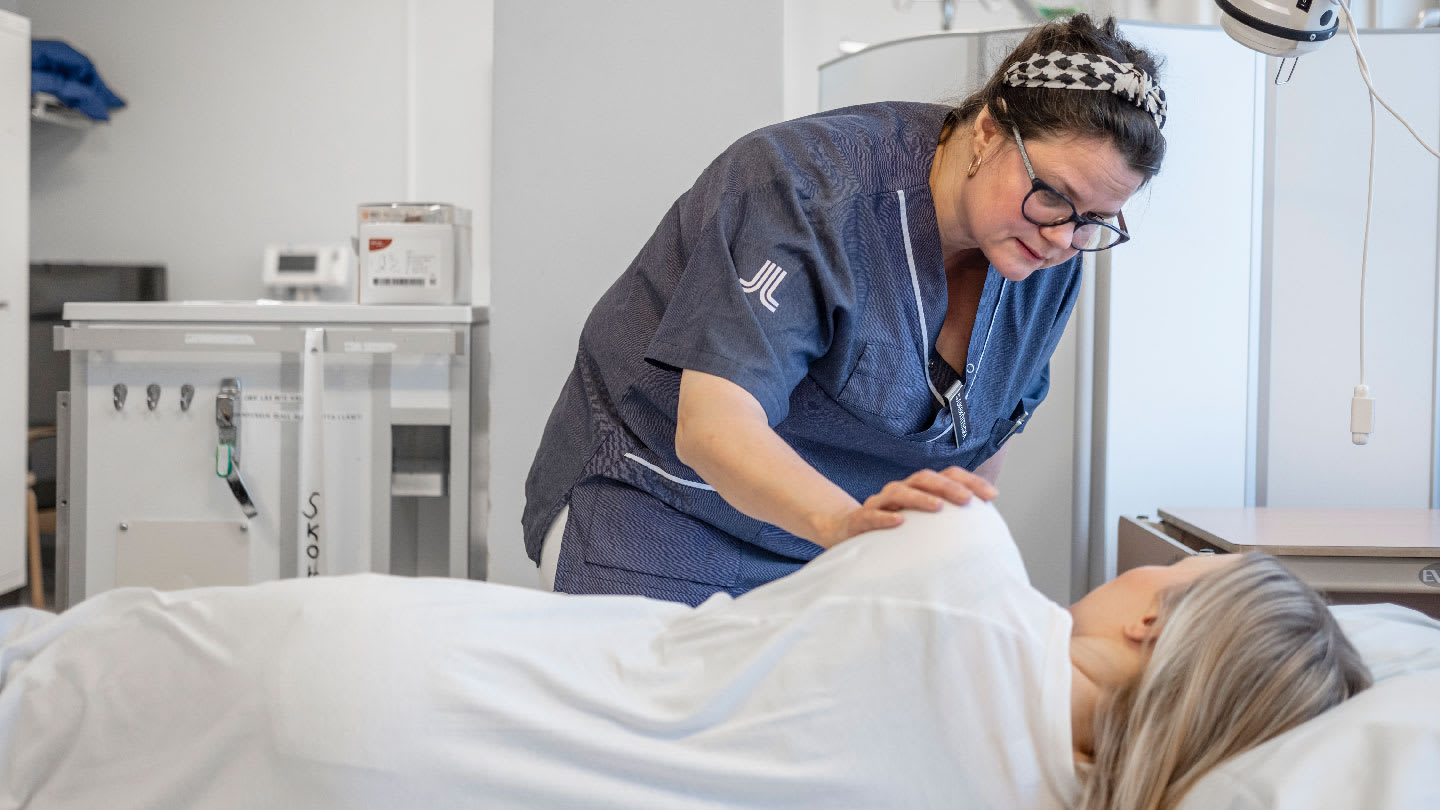 Kontaktsjuksköterska pratar med patient