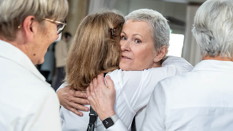 charlotta kramar en kompis i kören