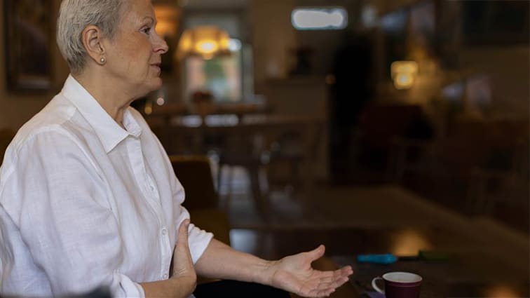 Charlotta sedd från sidan hemma i soffan 