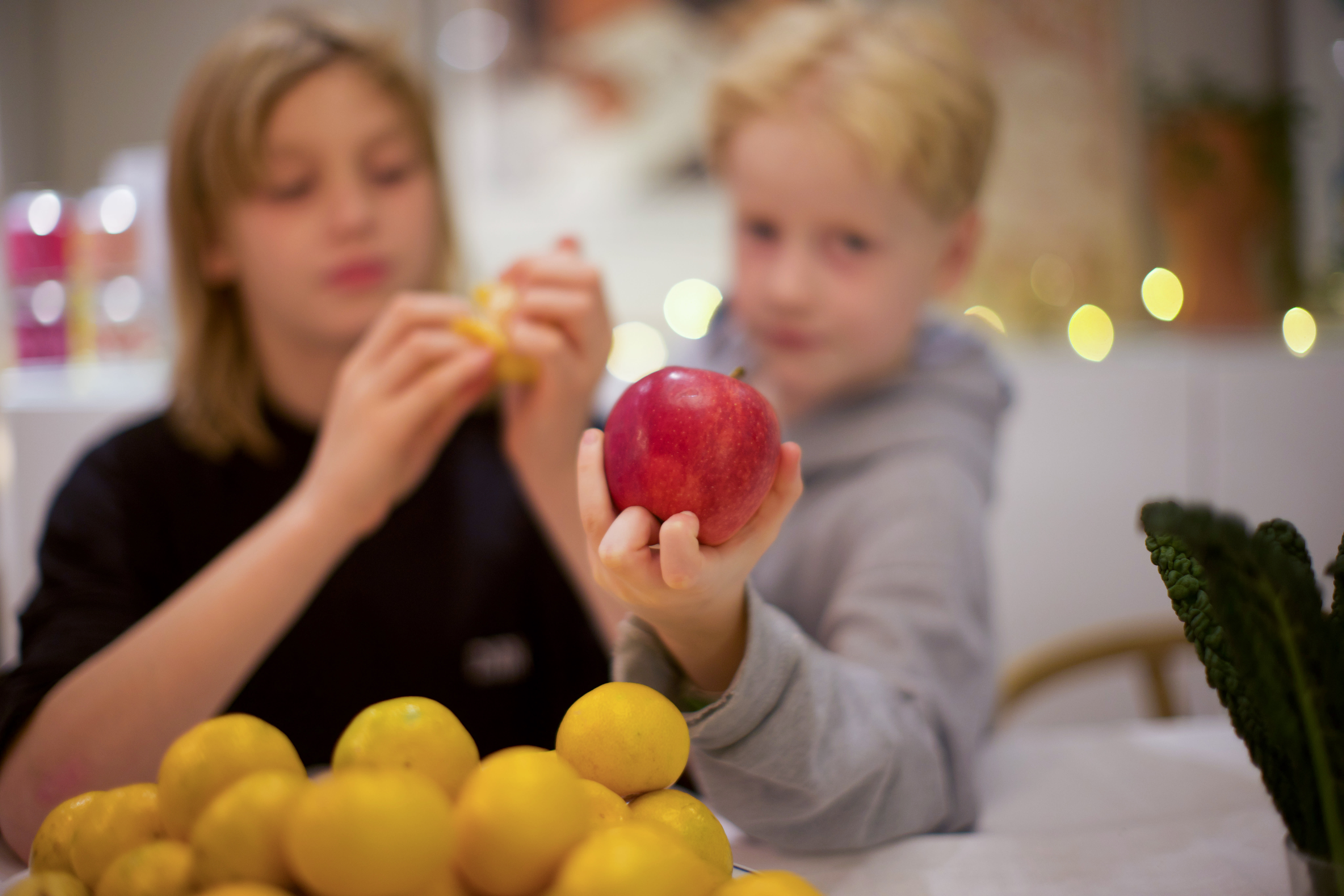 Barn med frukt