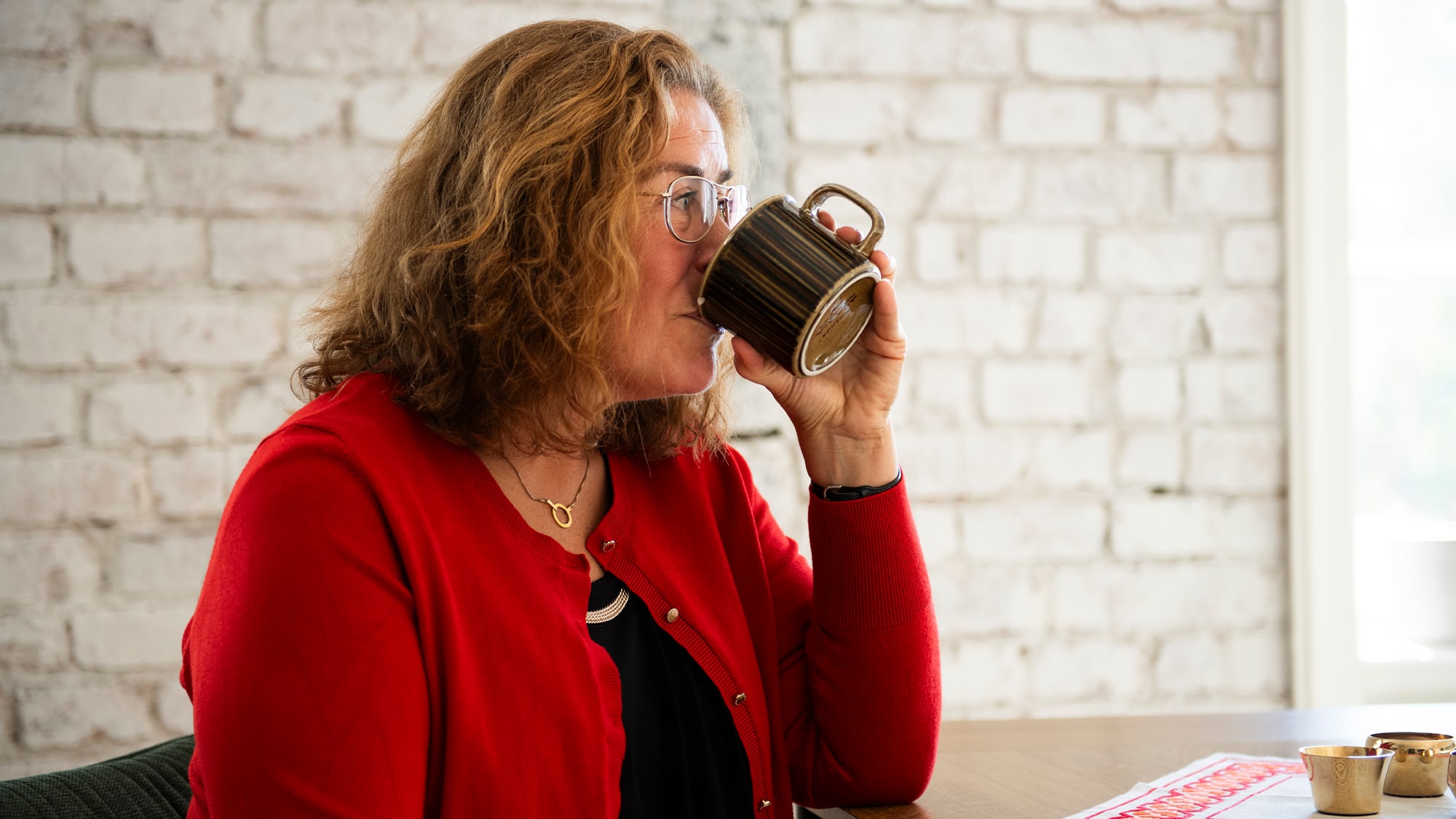 Mia dricker kaffe 