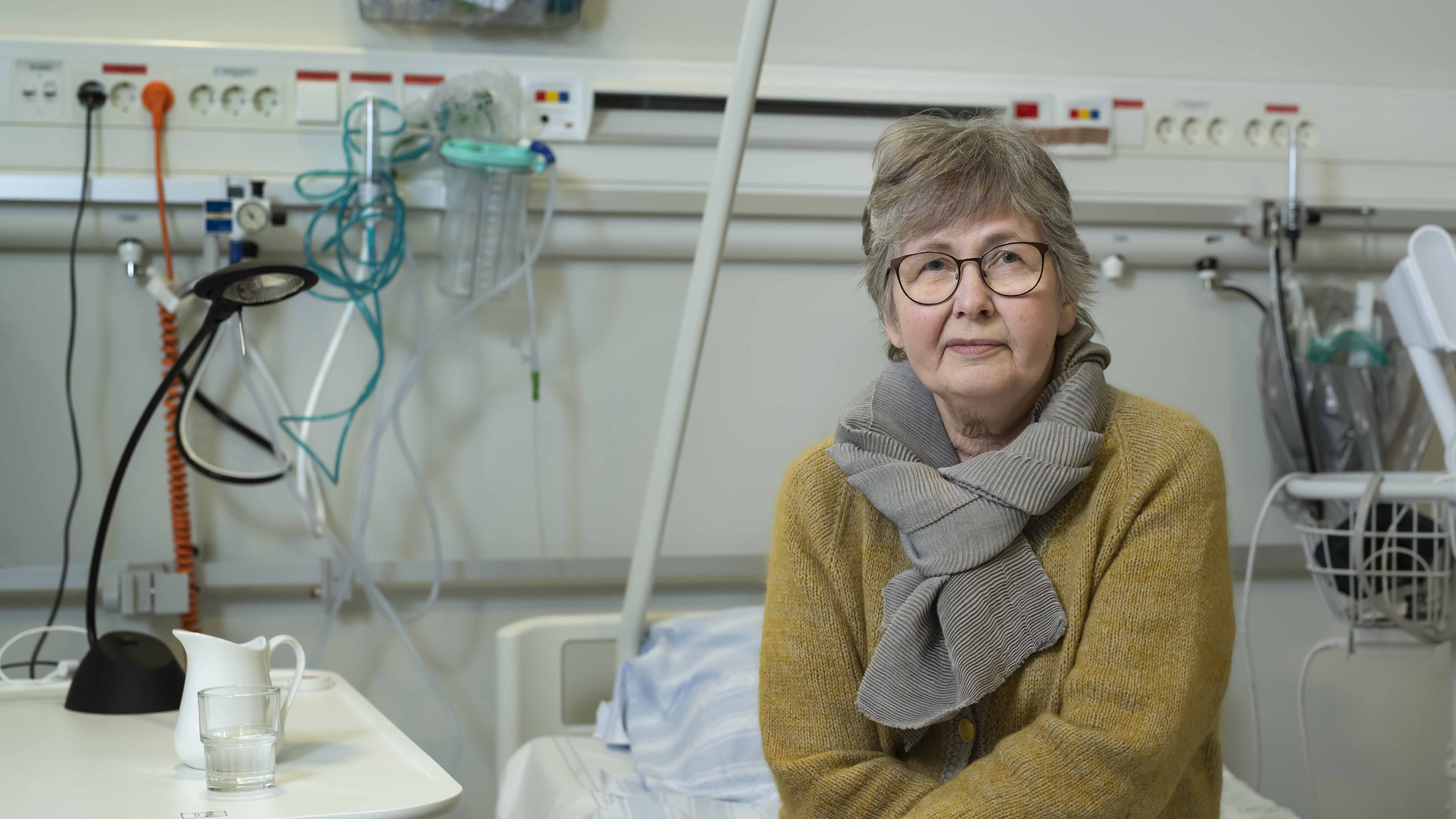 kvinna på sjukhussäng