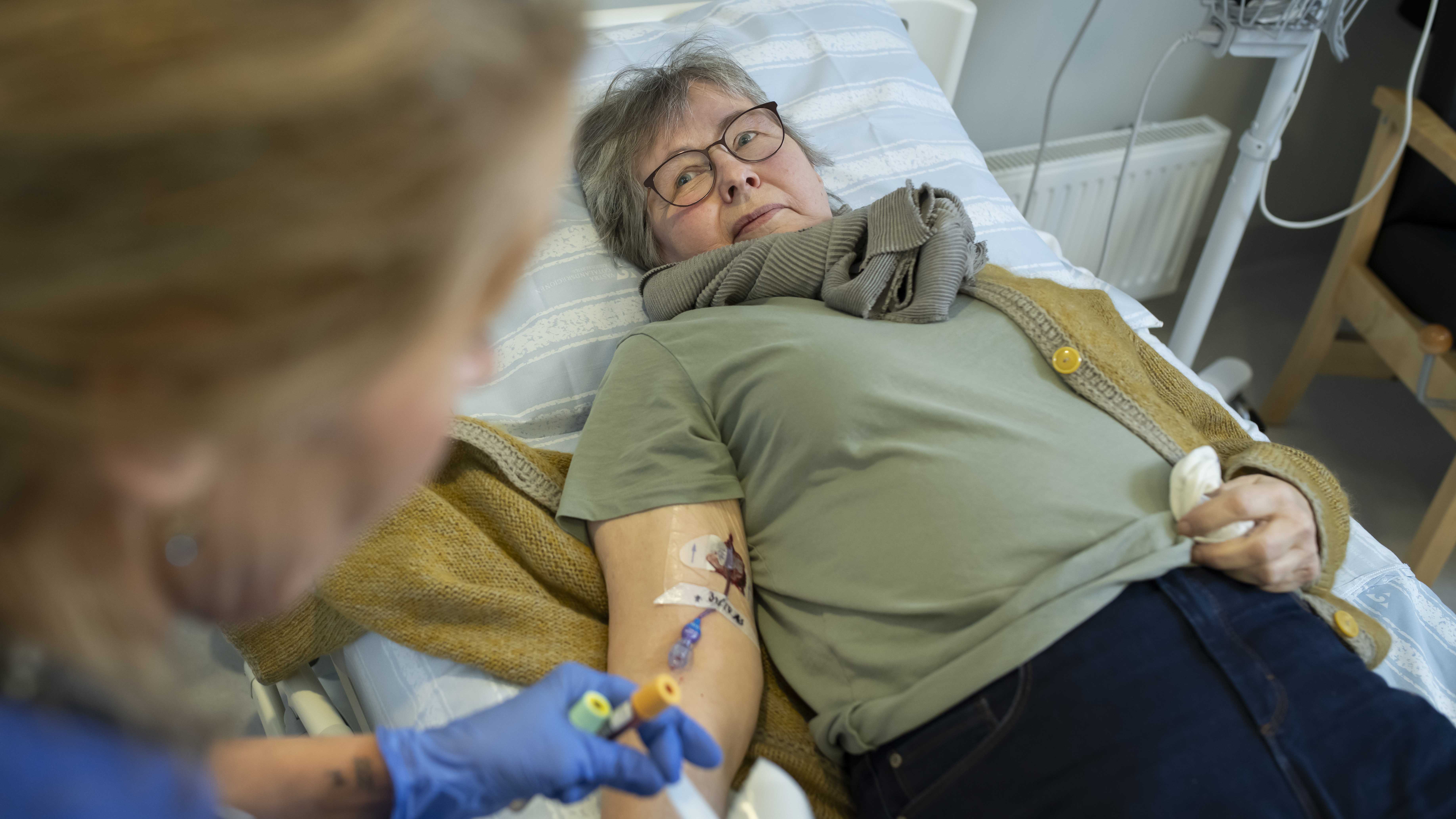 kvinna i sjukhussäng