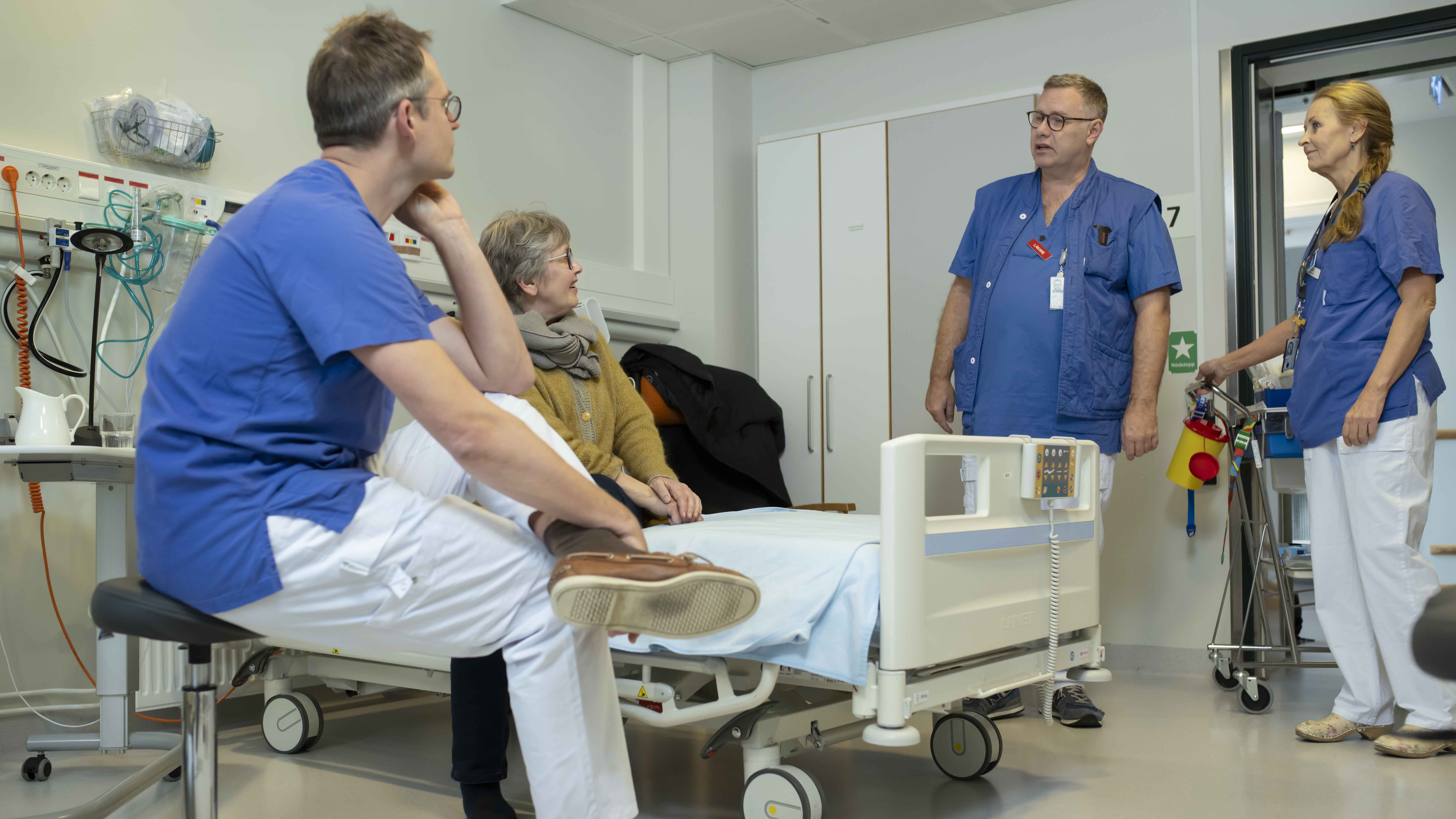 sjukhusrum med vårdpersonal