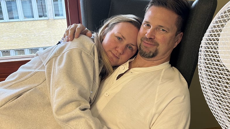 Man och kvinna kramas på sjukhus