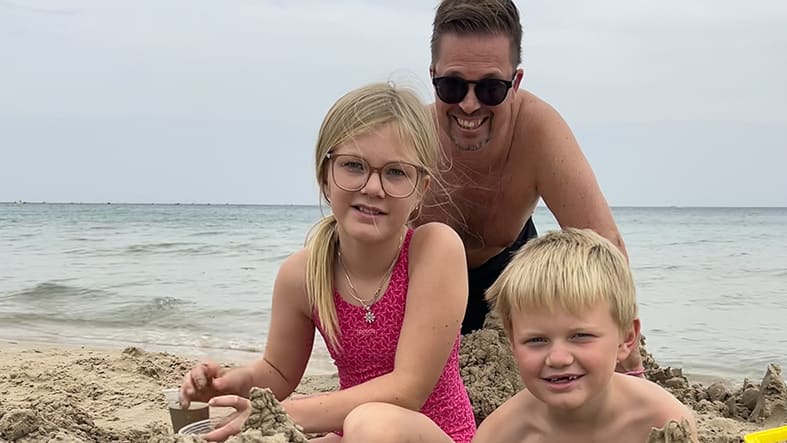 Man med barn på strand