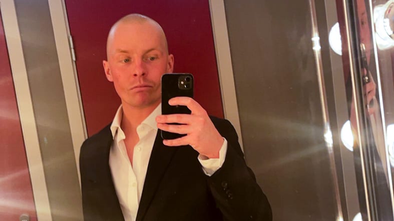 Man tar en selfie i en spegen
