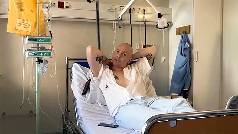 Man får cellgifter liggandes i säng på sjukhus