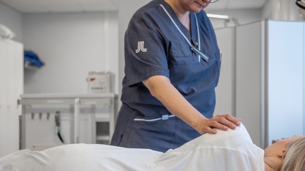 Sjuksköterska och patient sitter i hemmiljö