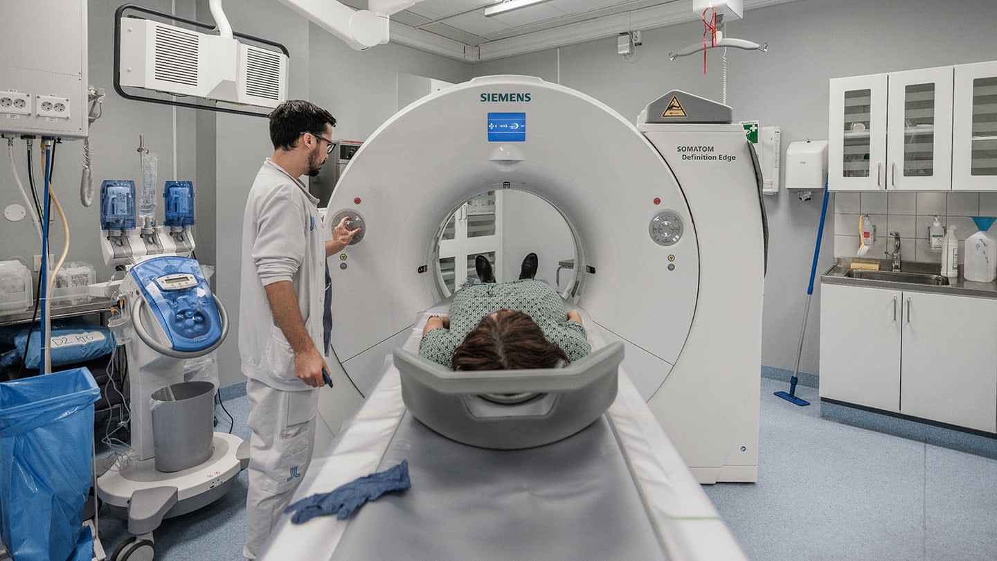 Patient i en datortomografi