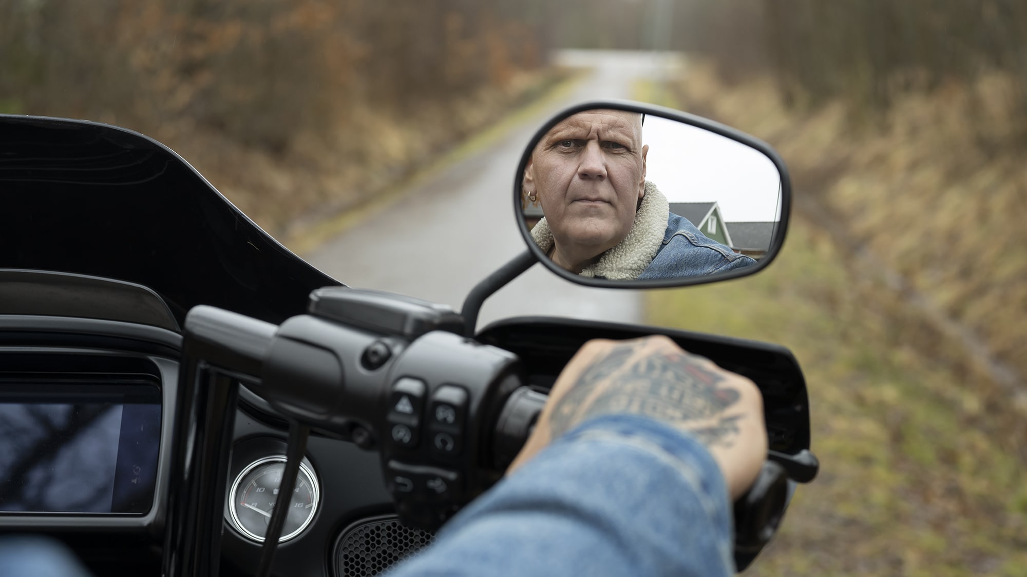 Man ser Pauls ansikte i motorcykelns backspegel. Foto: Julia Sjöberg.