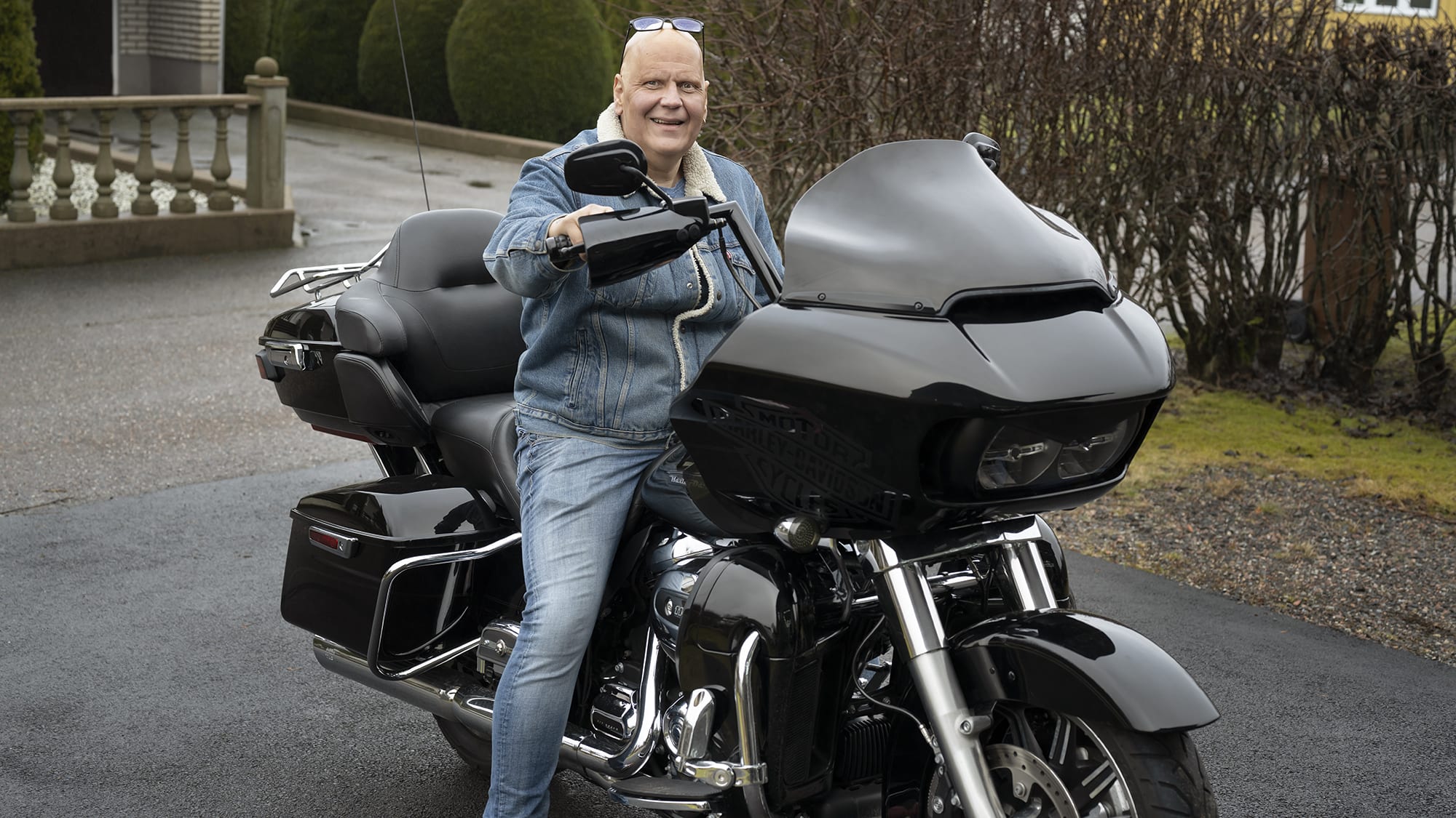 Paul sittande på motorcykel. Foto: Julia Sjöberg.