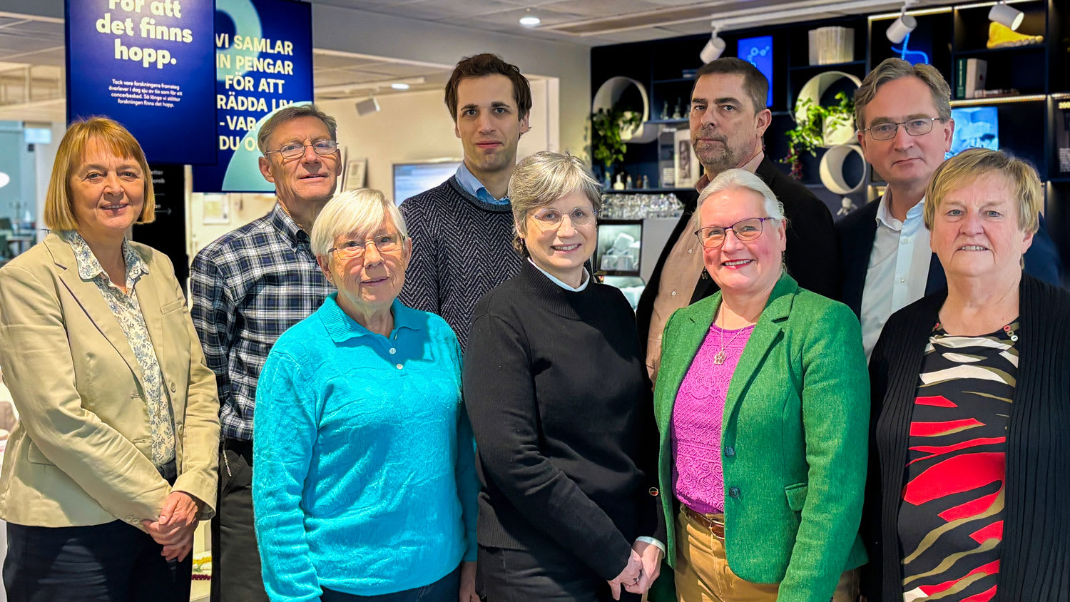 Bildtext: Bakre raden från vänster Liselotte Schäfer Elinder, Peter Allebeck, Alexander Höglund, Anders Printz, Joakim Dillner. Främre raden från vänster Margareta Haag, Charlotta Dabrosin, Gunvor G Ericson, Gunilla Gunnarson