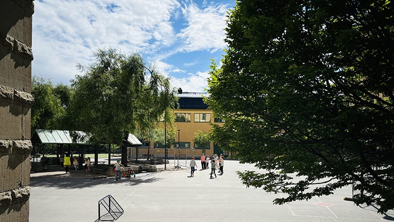 BArn på skolgård i juni