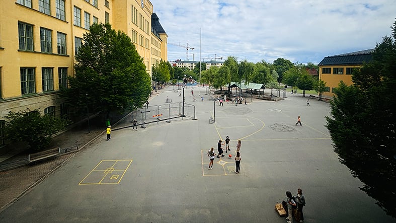 BArn på skolgård i juni