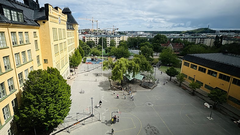 BArn på skolgård i juni