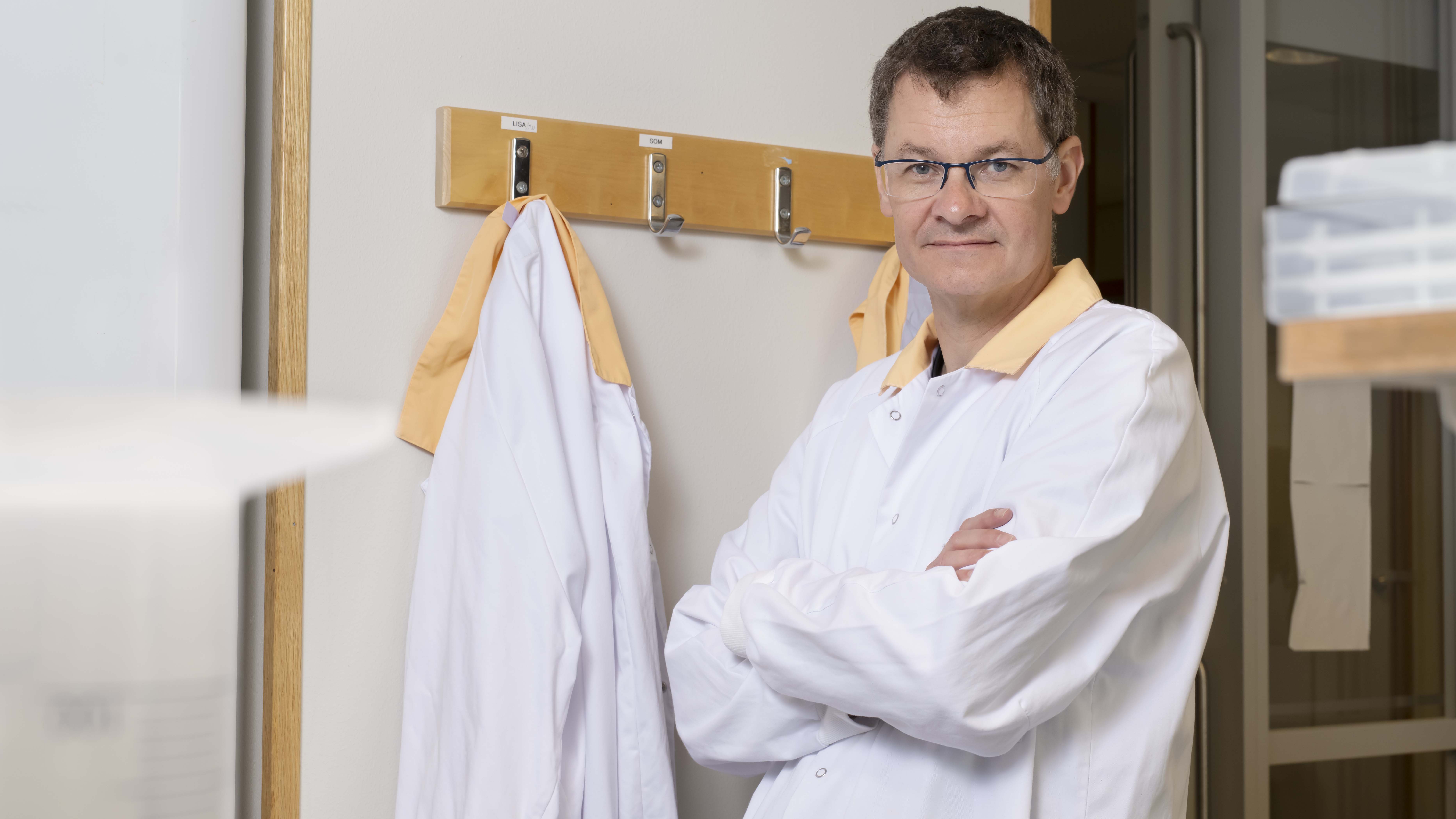 man med labbrock