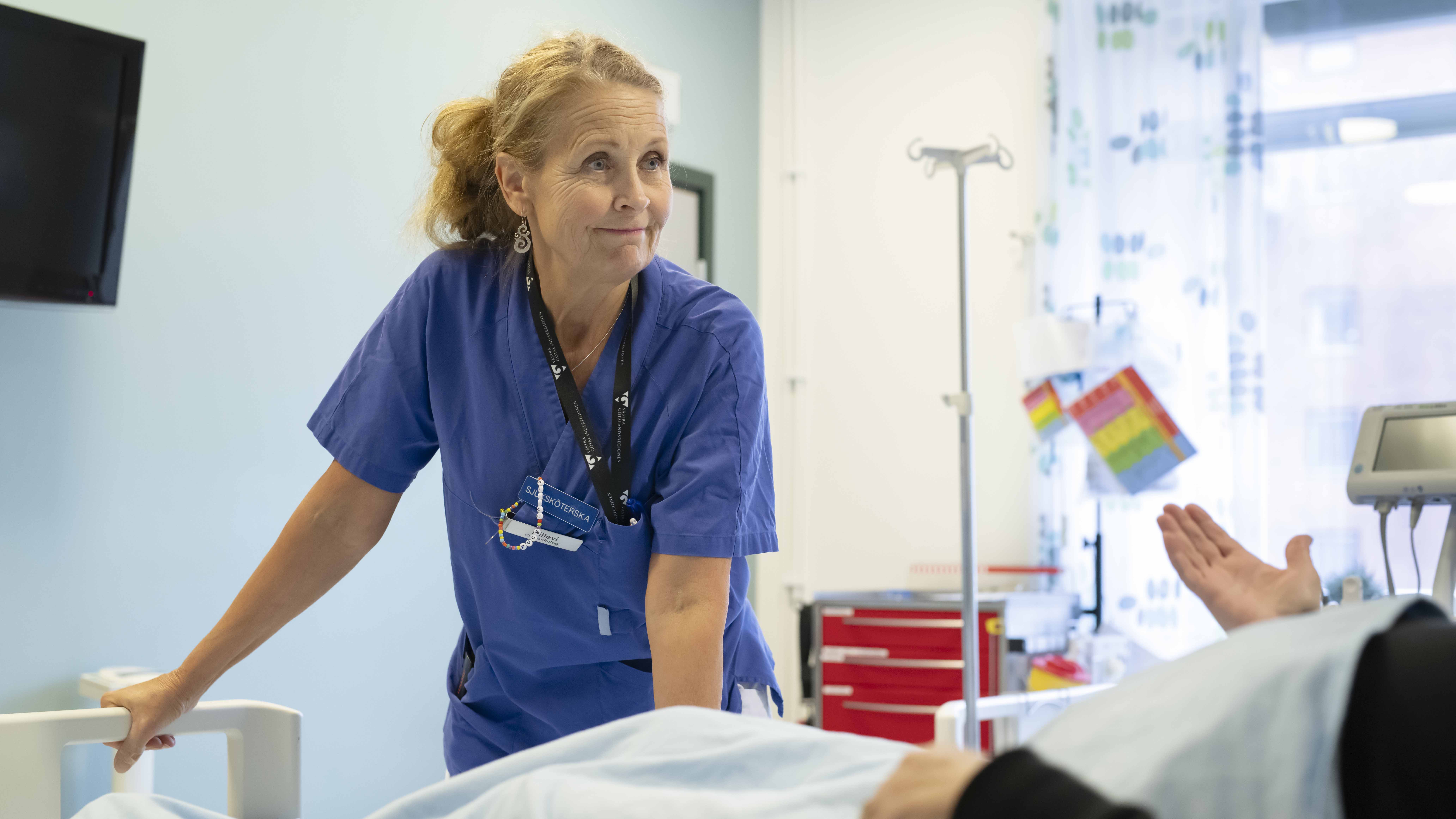 sjuksköterska samtalar med patient
