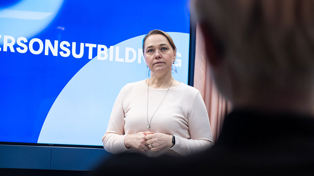 En kvinna håller en utbildning