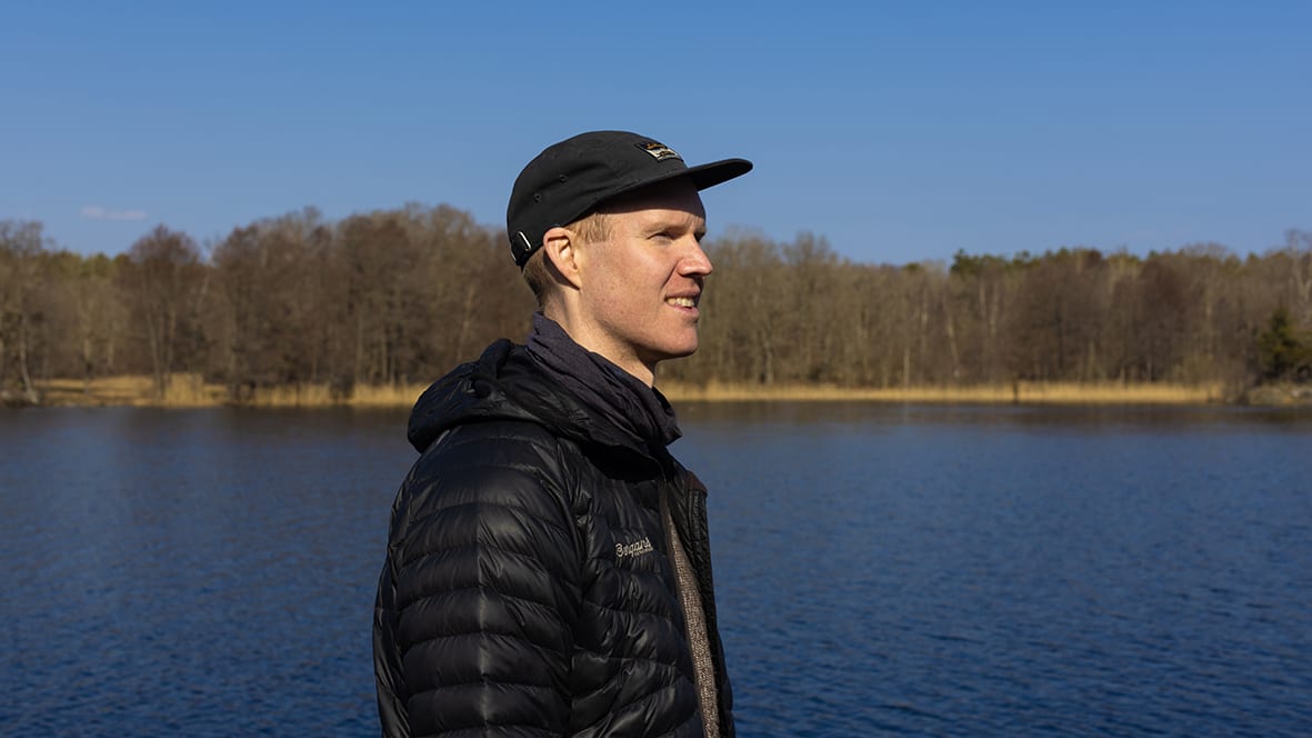 Marcus vid sjö, blickar ut över sjön