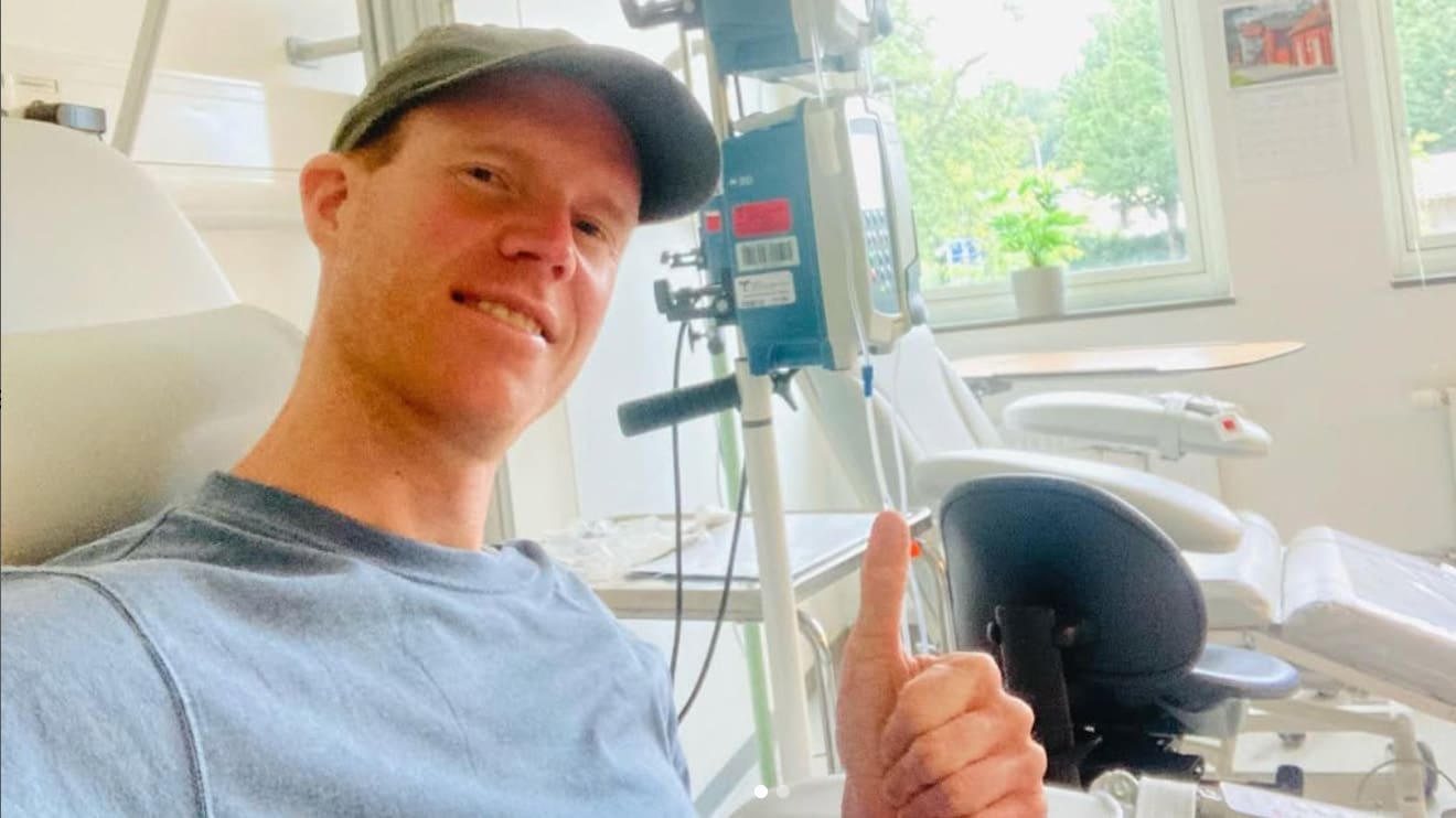 Självporträtt, marcus i sjuksäng vid droppställning